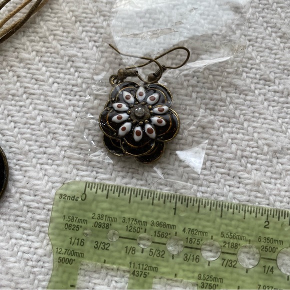 Necklace and earrings set - Picture 5 of 6